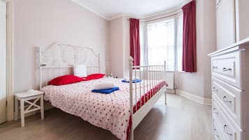 2 bedrooms, desk, iron/ironing board, free WiFi