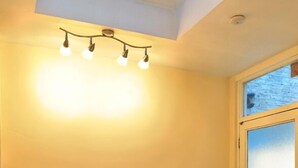 Une pièce dotée d’une lucarne, d’une table blanche et de quatre chaises.