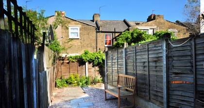 In ZONE 2/3 charming 2 bedroom garden apartment in the East End of London