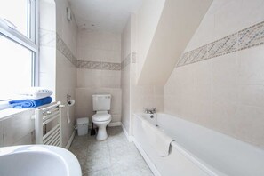 Badewanne, Haartrockner, Handtücher, Toilettenpapier