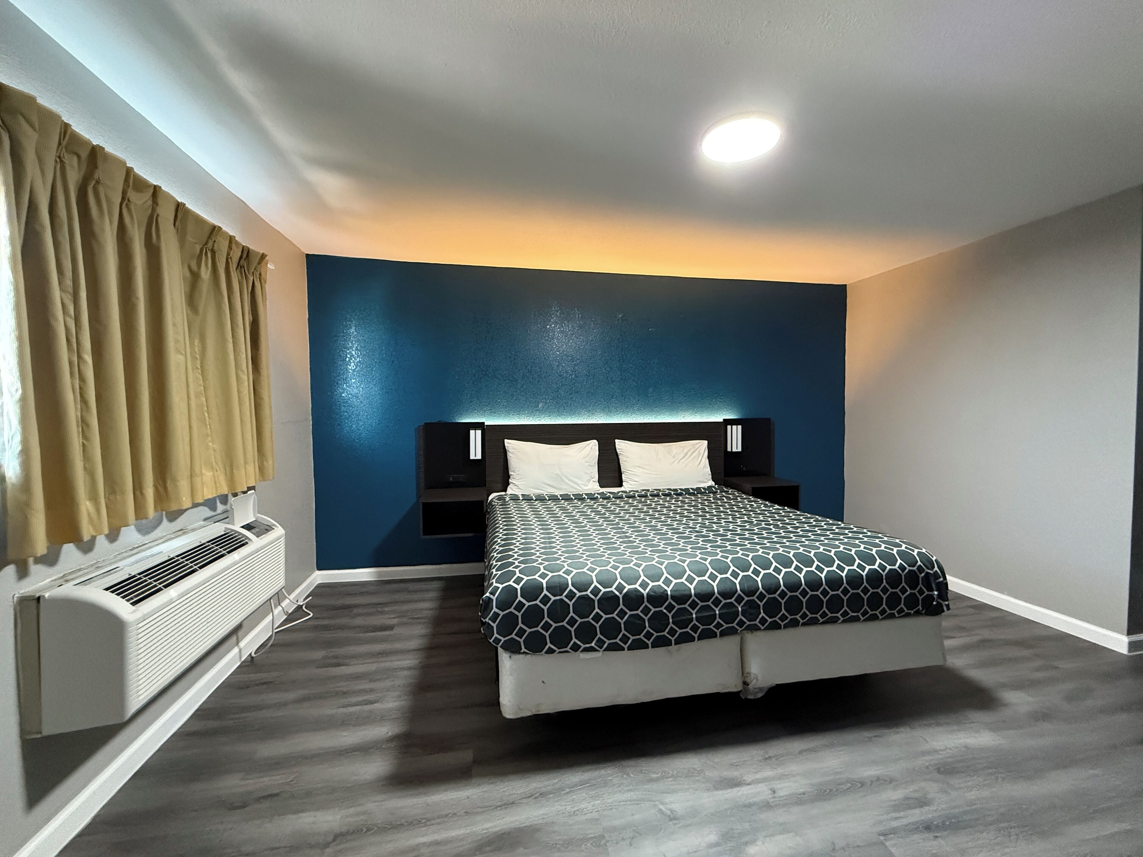 Habitación básica, 1 cama King size | Escritorio, wifi gratis y ropa de cama 