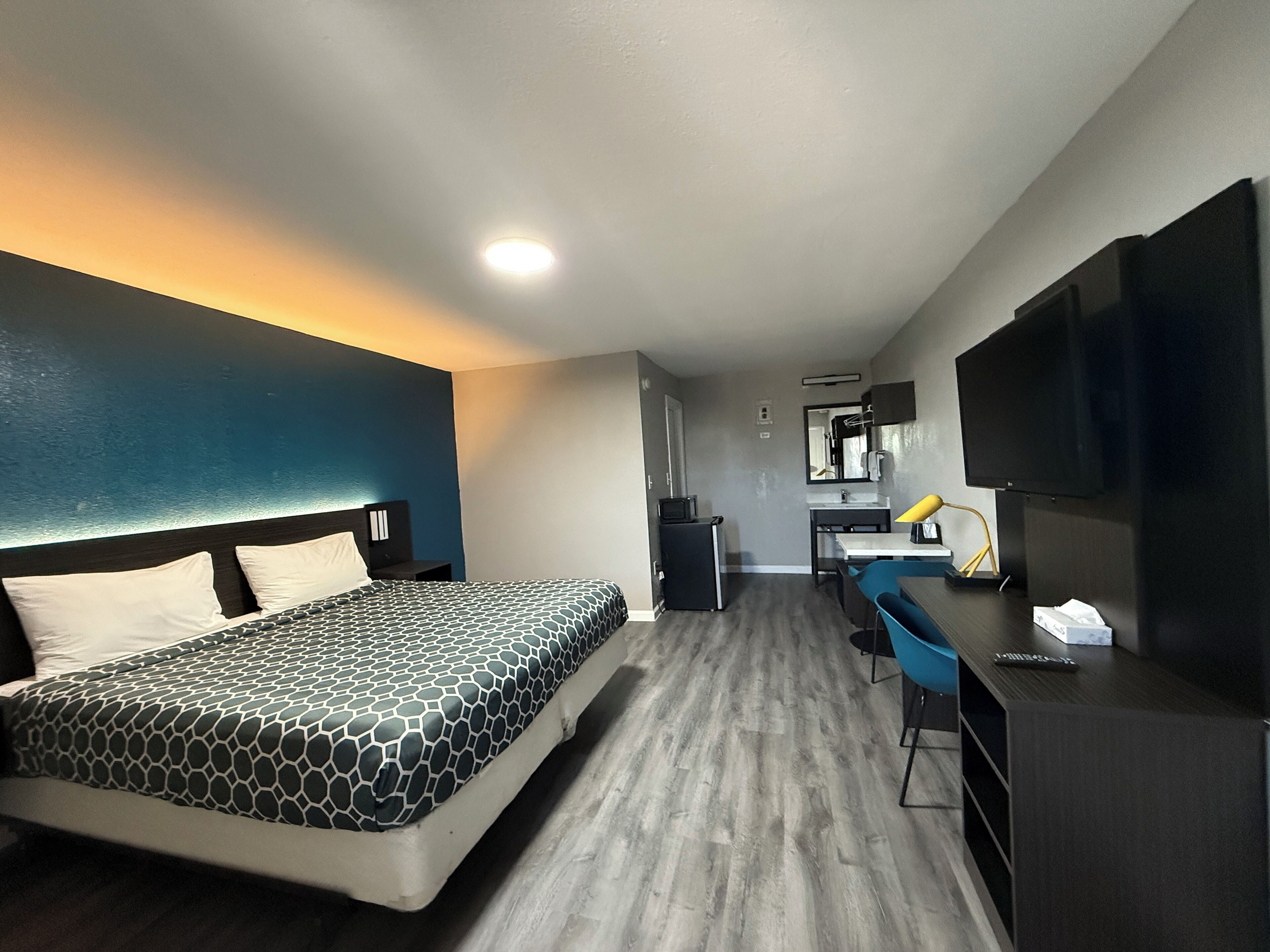 Basic Room, 1 King Bed