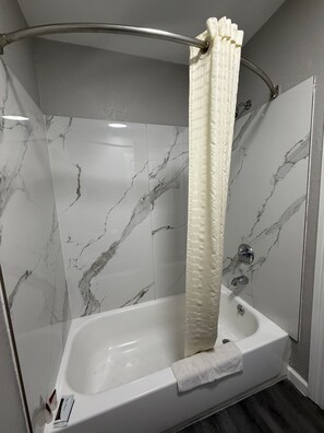 Tina, amenidades de baño gratuitas, toallas, jabón 