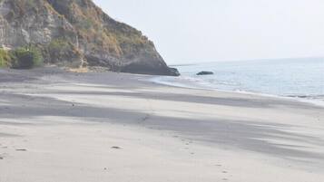 Playa en los alrededores, camastros y toallas de playa