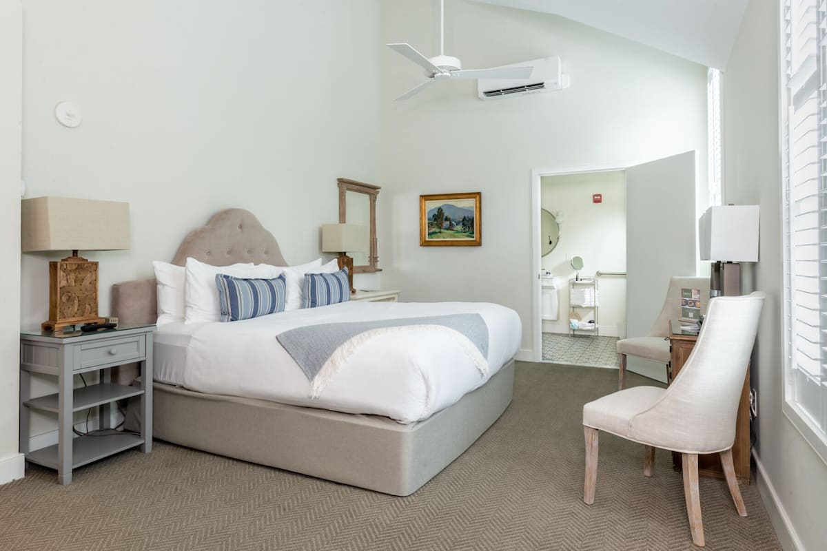 Standard Single Room, 1 King Bed, Accessible, Non Smoking | Frette Italian sheets, premium bedding, minibar, in-room safe