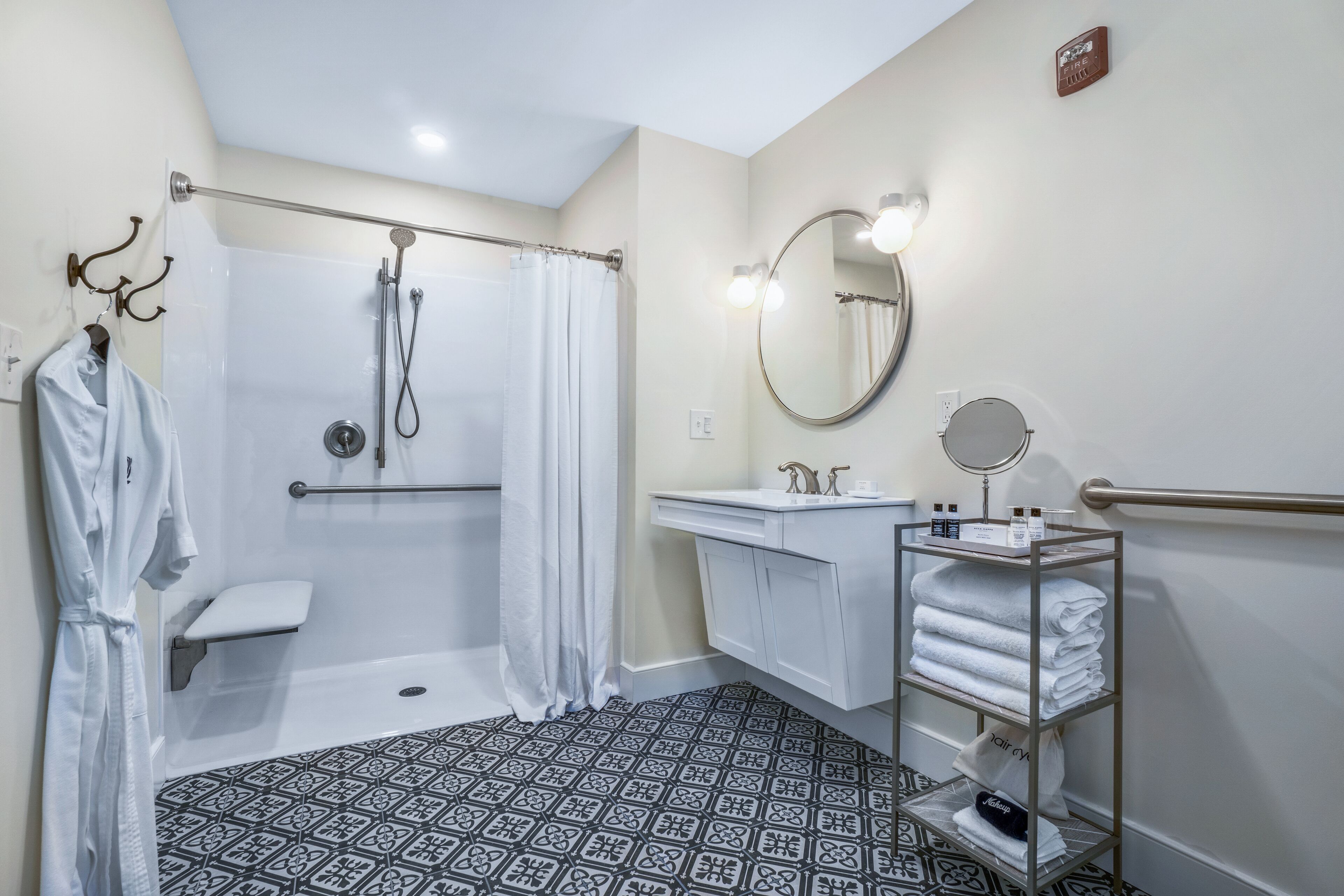 standard single room, 1 king bed, accessible, non smoking | bathroom | free toiletries, hair dryer, bathrobes, slippers