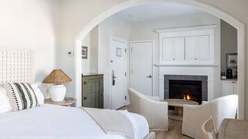 Standard Suite, 1 King Bed, Non Smoking | Frette Italian sheets, premium bedding, minibar, in-room safe