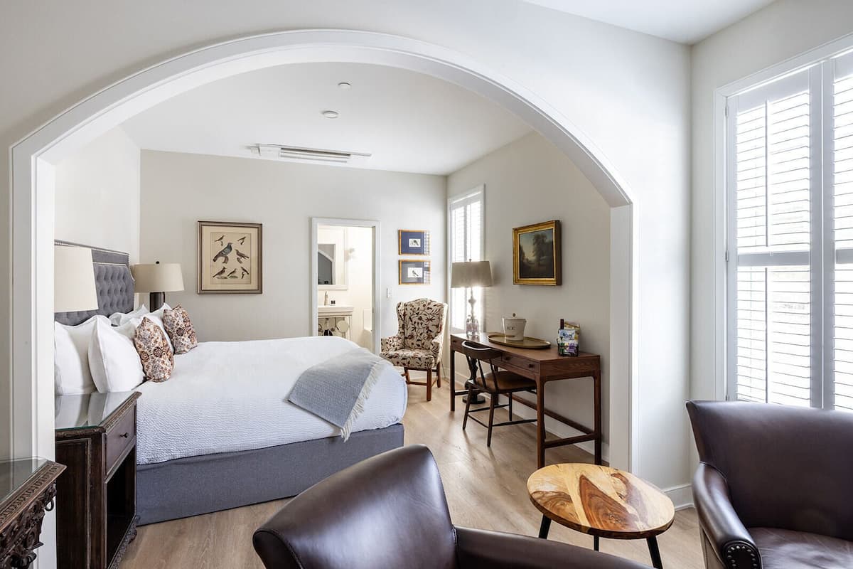 Standard-Suite, 1 King-Bett, Nichtraucher | Italienische Bettbezüge von Frette, hochwertige Bettwaren, Minibar