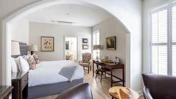 Standard Suite, 1 King Bed, Non Smoking | Frette Italian sheets, premium bedding, minibar, in-room safe