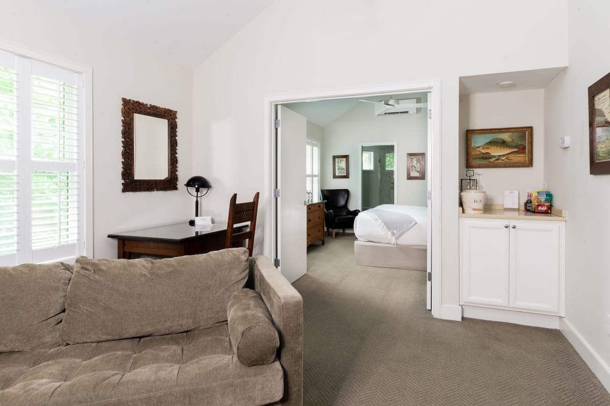Deluxe Suite, 1 King Bed, Non Smoking | Frette Italian sheets, premium bedding, minibar, in-room safe