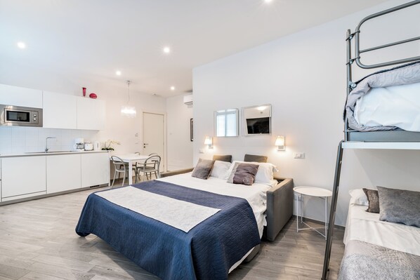 Una cassaforte in camera, una scrivania, ferro/asse da stiro