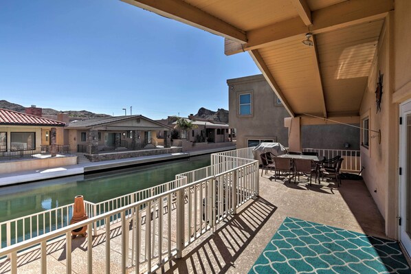 Een zwembadterras met terras, zitplaatsen buiten en uitzicht op de omgeving.