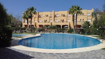 Una piscina al aire libre