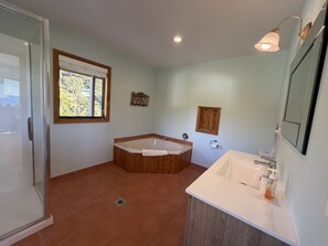 Badewanne, Haartrockner, Handtücher, Seife