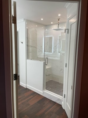 Combined shower/bathtub, hair dryer, towels, soap - 11th floor beach front condo in Tides @ Topsl (Miramar Beach)