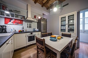 Geladeira, micro-ondas, fogão, lava-louças