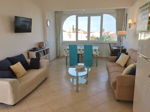 Smart TV, DVD player, books, stereo - Charming villa, beautiful sea view. Swimming pools. Sand beach. Very calm. (Porches)