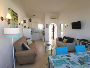 Smart TV, DVD player, books, stereo - Charming villa, beautiful sea view. Swimming pools. Sand beach. Very calm. (Porches)