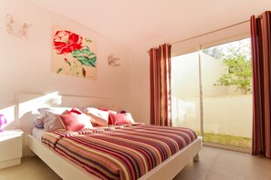 3 chambres, coffres-forts dans les chambres, fer et planche à repasser