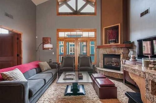 Penthouse Luxury Downtown Location Right Next To Lift!