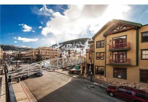 Penthouse Luxury Downtown Location Right Next To Lift!