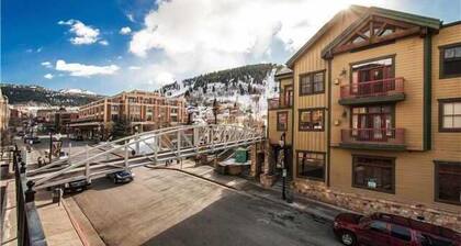 Penthouse Luxury Downtown Location Right Next To Lift!