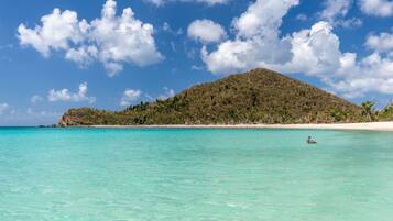 Beach nearby, sun loungers, beach towels