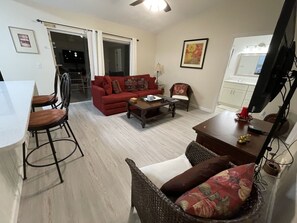 Smart-TV, Netflix, DVD-Player, Tischtennisplatte