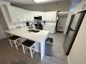 Fridge, microwave, oven, stovetop - Lots of Privacy On A Lake 20 Minutes From Disney With A Private Pool and Spa!! (Kissimmee)