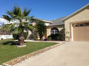 Exterior - Lots of Privacy On A Lake 20 Minutes From Disney With A Private Pool and Spa!! (Kissimmee)