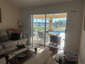 Smart TV, Netflix, DVD player, ping pong - Lots of Privacy On A Lake 20 Minutes From Disney With A Private Pool and Spa!! (Kissimmee)