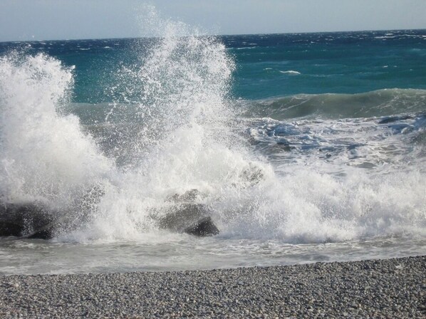 Una spiaggia nelle vicinanze