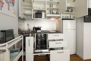 Frigorífico, microondas, placa de cocina y lavavajillas