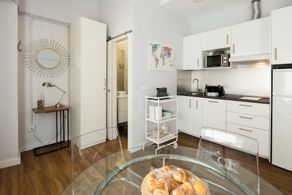 Frigorífico, microondas, placa de cocina y lavavajillas