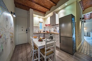 Geladeira, micro-ondas, fogão, lava-louças