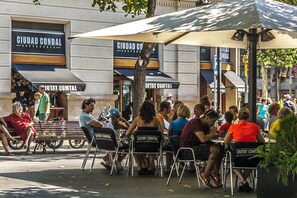 Outdoor dining - Alaia P3 - Habitat Apartments (Barcelona)