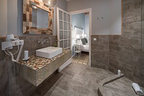 Shower, hair dryer, bidet, towels - Alaia P3 - Habitat Apartments (Barcelona)