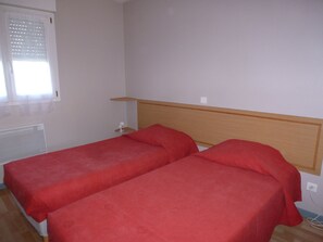 2 عدّة غرف نوم ومكواة/لوح كي وسرير سفر وواي فاي