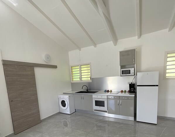 Refrigerador, microondas, horno y parrilla de estufa 