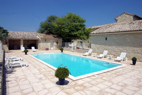  Uzès superb apartment in a farmhouse 800 m from the city center