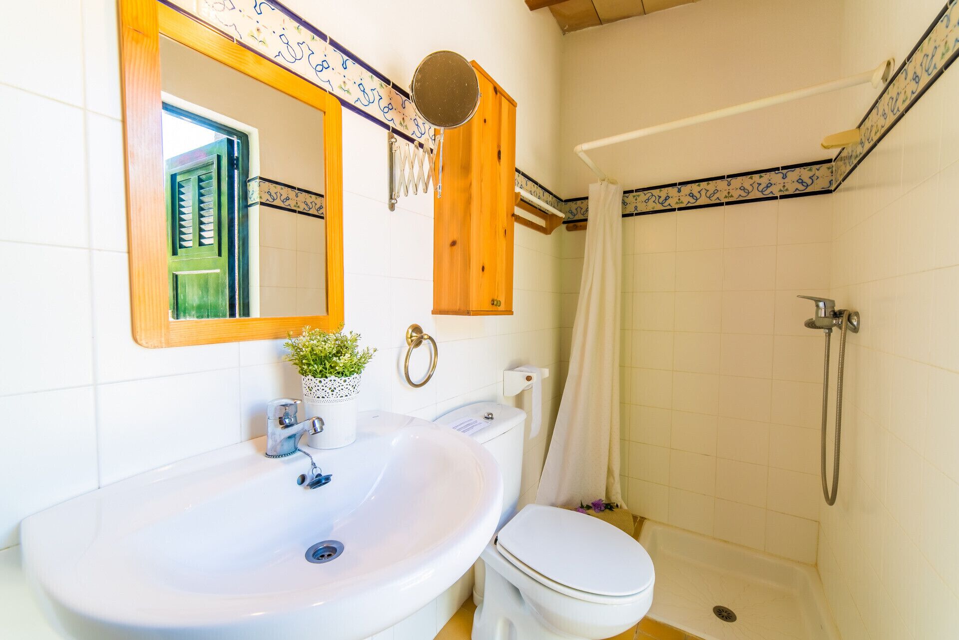 Une salle de bain avec un lavabo, des toilettes et une douche.