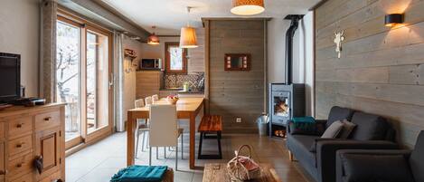 Televisor de pantalla plana, llar de foc, reproductor de DVD i llibres