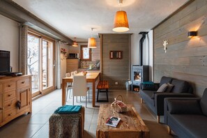 Flat-screen TV, fireplace, DVD player, books