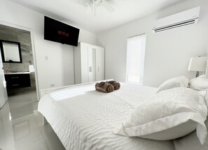 3 habitaciones, tabla de planchar con plancha, wifi y ropa de cama