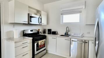 Kylskåp, mikrovågsugn, ugn och spishäll