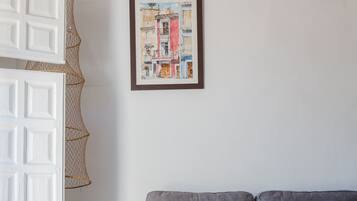 Een flatscreentelevisie en boeken