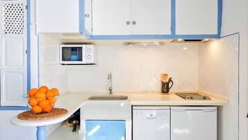 Een koelkast, een magnetron, een kookplaat, een vaatwasser