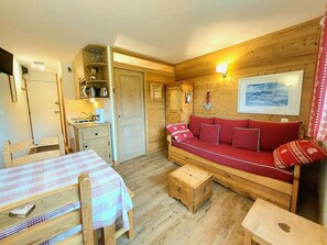 TV - Renovated studio-cabin, south balcony, ski-in/ski-out, 4 pers, Plagne Villages (Plagne Villages)