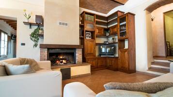 Smart TV, fireplace, DVD player, table tennis