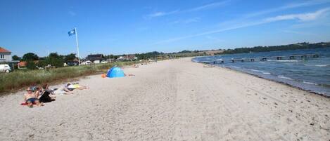 Sulla spiaggia, lettini da mare, teli da spiaggia